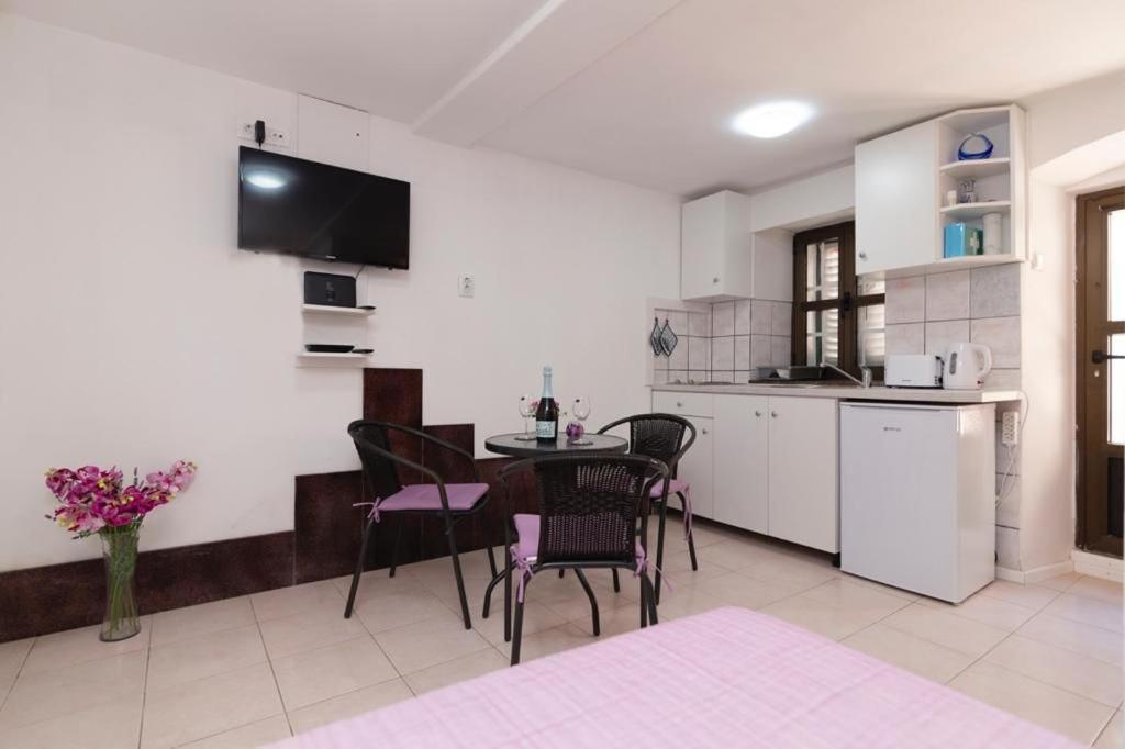 Central Apartment Rose In Hearth Of Split Exterior photo